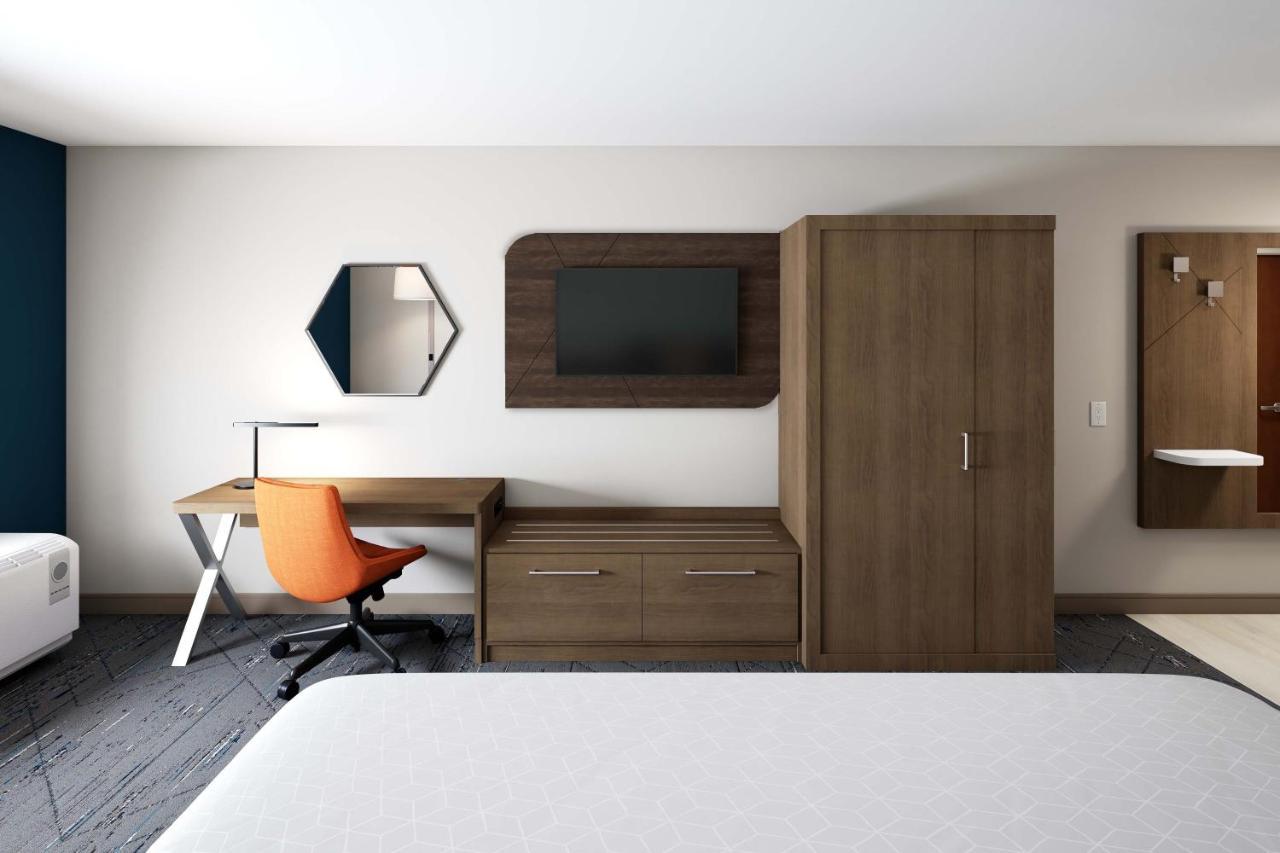 Holiday Express & Downtown By Ihg