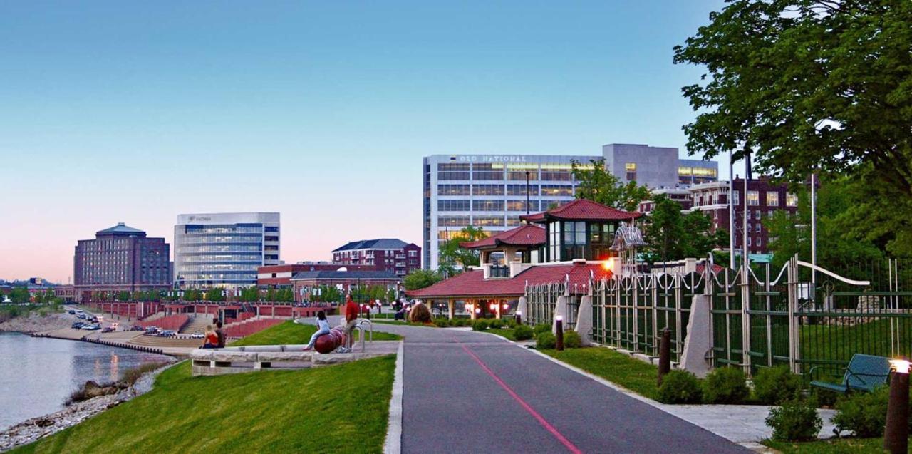 Holiday Express & Downtown By Ihg Hotel 3*